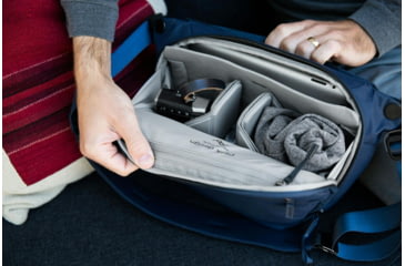 Image of Peak Design V2 Everyday Sling, 6 Liters, Midnight, BEDS-6-MN-3