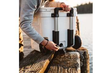 Image of Yeti Roadie 48 Hard Cooler, Navy, 48 Quart, 10048200000